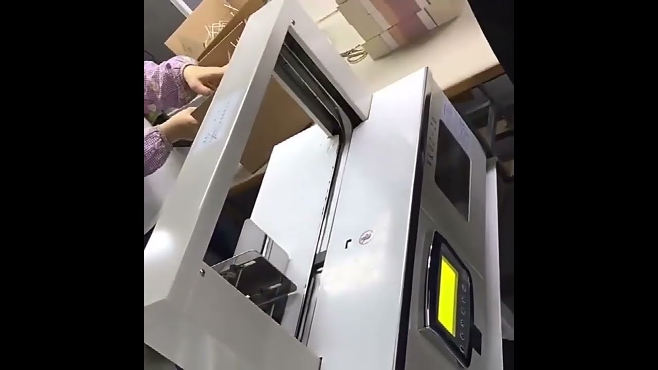 Máquina Automática de Enrolar Fita em Caixas de Papelão - Encaixotamento e Amarração