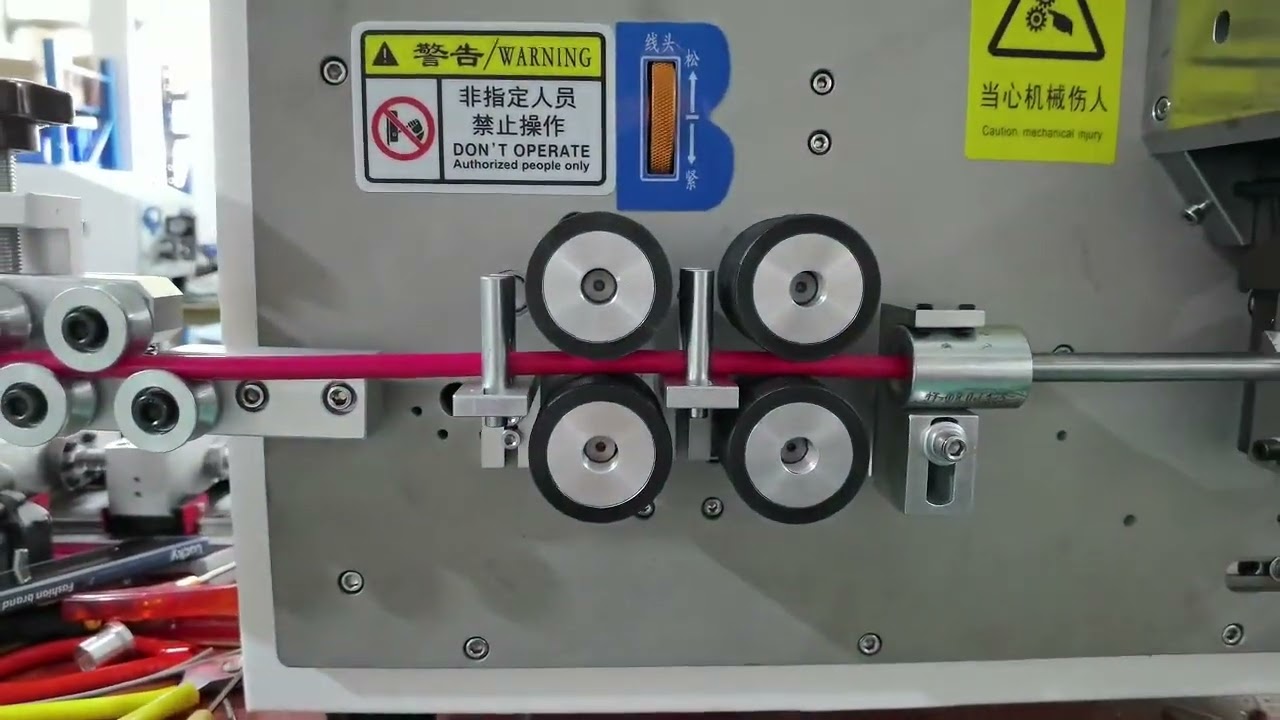 Máquina de Descascar e Cortar Fios Computadorizada de Grande Porte - Equipamento de Corte Preciso