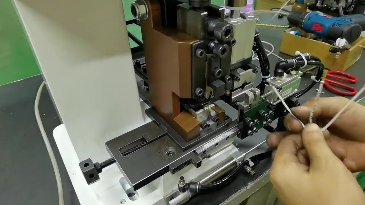 Máquina de Terminais em Tira Contínua – Crimpagem Reta Automatizada
