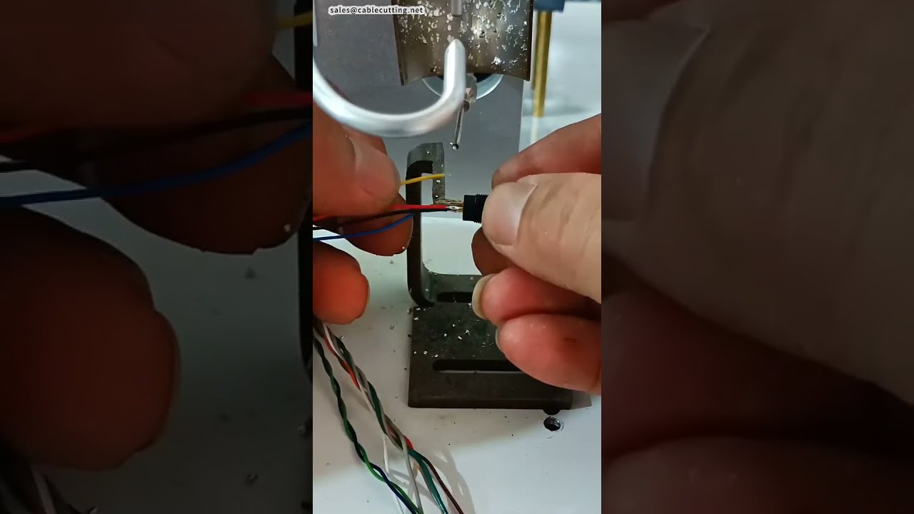 Máquina de Solda Semi Automática para Conectores Muito Pequenos #fábrica #máquina #cnc