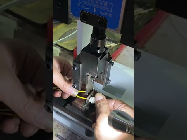 Máquina de Crimpagem de Terminais 152T - Precisão e Eficiência