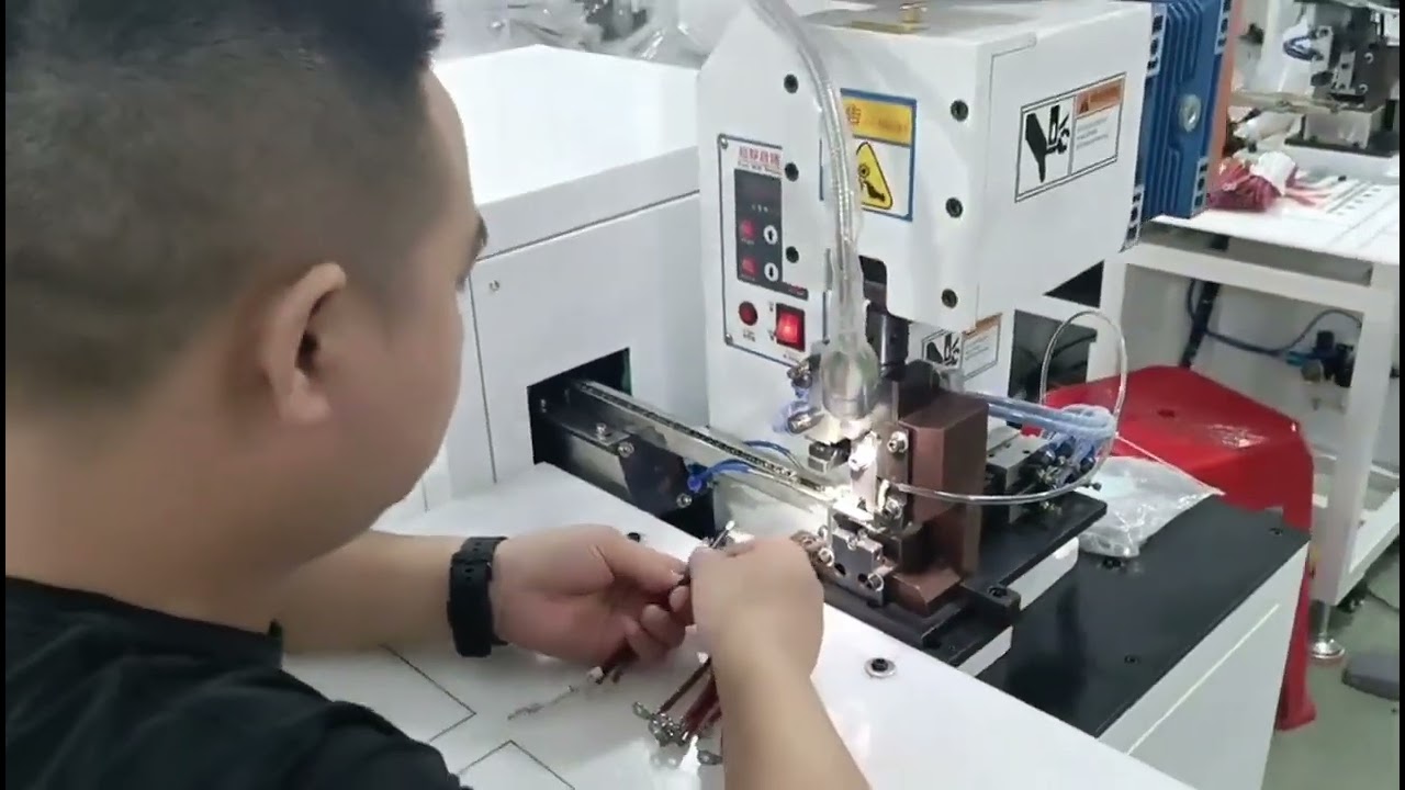 Máquina de Terminal Curvado a 90° com Disco Vibratório - Alimentação Automática de Terminais Soltos
