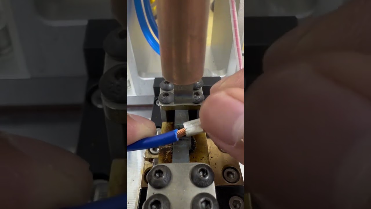 Compactação do fio de cobre no terminal — equipamento de soldagem por resistência e ultrassom