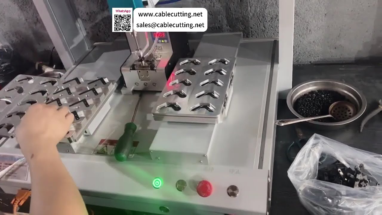 Aparafusadora automática para cantoneiras de canto — Aparafusamento recto nos cantos do caixilho