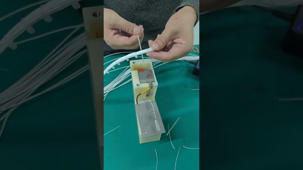 Máquina Automática de Abraçadeiras de Alto Rendimento Substitui Amarração e Corte Manuais para Chicotes de Fios em Grande Quantidade