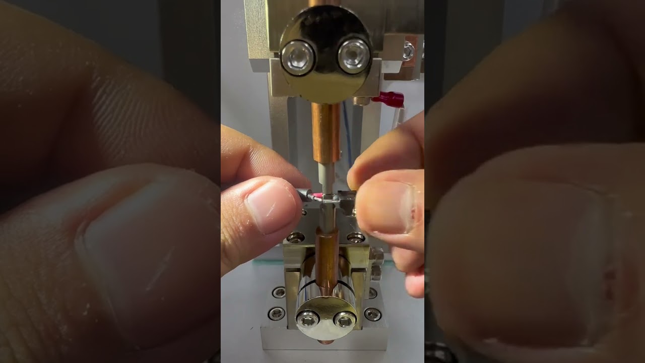 Soldagem a ponto de micro corrente de terminal evita danos internos por calor na montagem de chicotes elétricos